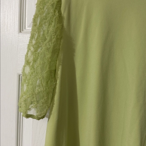 Pale lime Green blouse with lace short sleeve - Picture 5 of 5